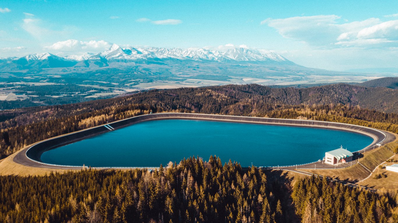 prečerpávacia  vodná elektráreň s vodnou nádržou v horskej krajine