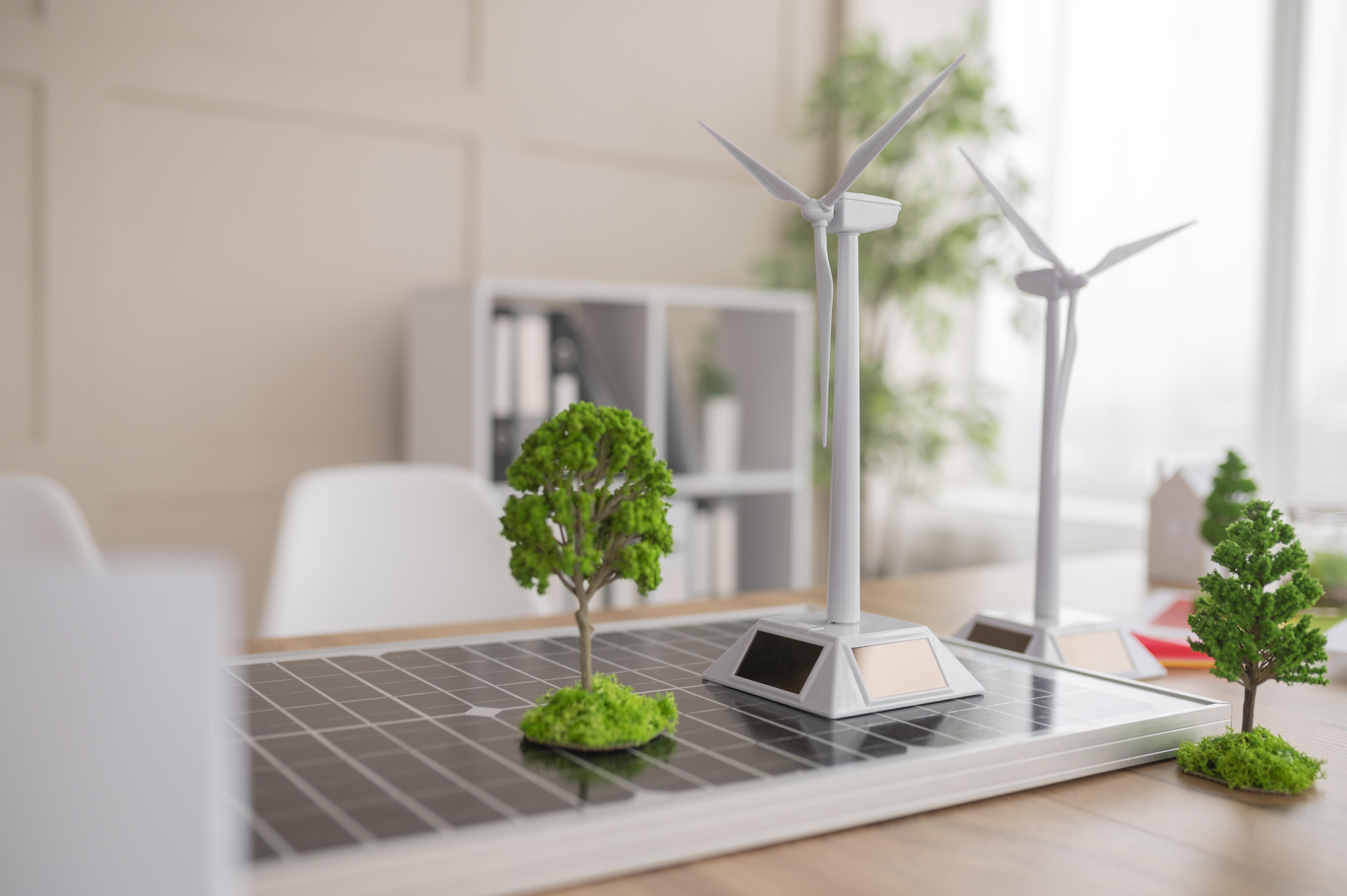 obnoviteľné zdroje energie, fotovoltika, veterné turbíny, zelený strom, makety na stole